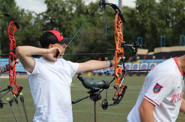 Илья Силаев стал победителем всероссийского «Кубка сильнейших» по стрельбе из лука, проходившего в Великих Луках.