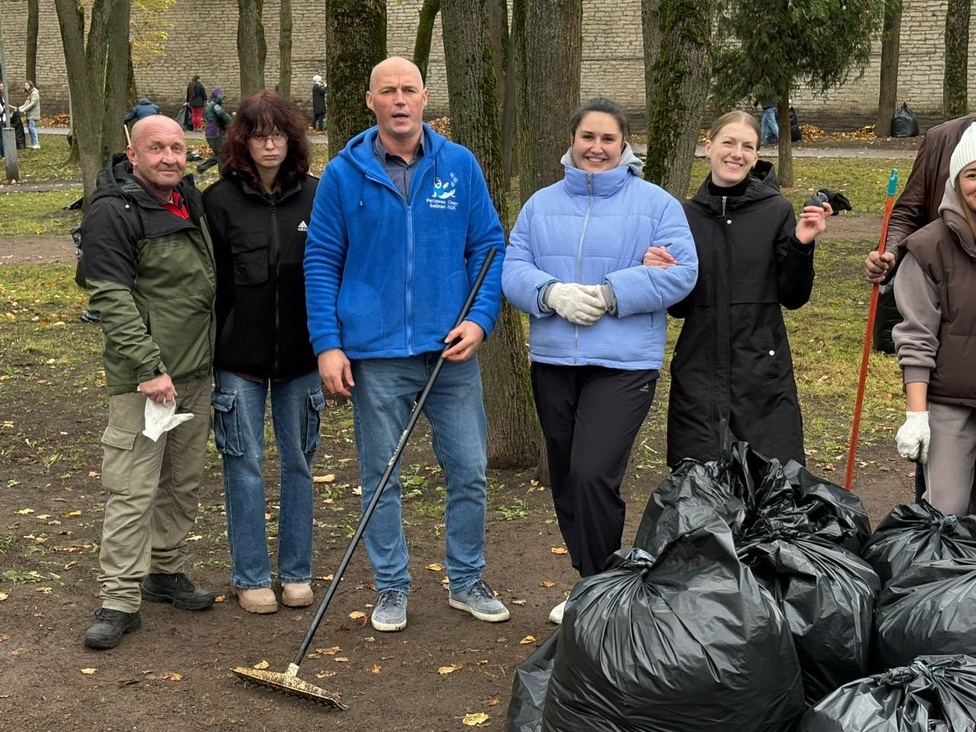 Сотрудники Центра спортивной подготовки приняли участие в общегородском субботнике 24 октября 2025 года. Была очищена территория Ботанического сада.