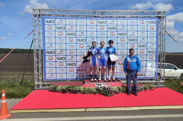 Спортсменка Псковской области Олеся Семёнова выиграла бронзу в групповой гонке на первенстве России по велоспорту на шоссе среди спортсменок 15-16 лет.