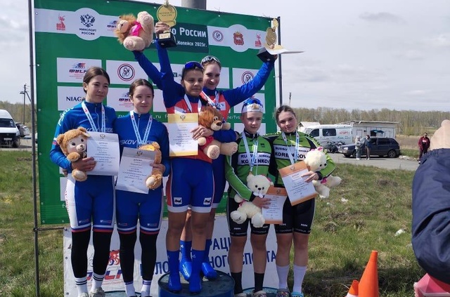 Спортсменки сборной Псковской области Олеся Семёнова и Виталина Матюшина стали серебряными победительницами в парной гонке первенства России по велосипедному спорту на шоссе среди девушек 15-16 лет.