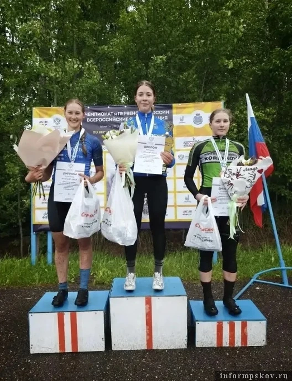 Псковская спортсменка Олеся Семёнова выиграла золото первенства России в гонке-критериуме (20–40 км) среди юниорок 17–18 лет.